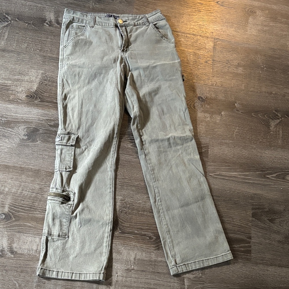 Cargo Pants in Light Olive